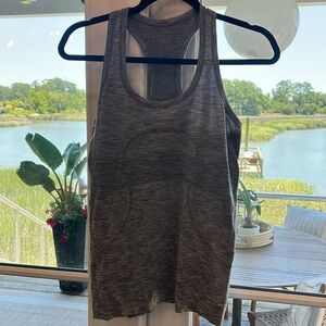 Swiftly Tech Racerback Tank Top 2.0
Hip Length Size 6